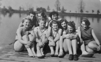 První máj 1952, u Labe, Bohumíra druhá zleva dole