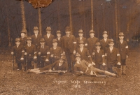 Dědeček pamětnice Alois Hauschke (v druhé řadě třetí zprava) s dalšími chlapci a muži ze Pstrążné, kteří museli narukovat do první světové války