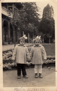 Pamětnice (vlevo) s mladší sestrou Elżbietou v Kudowě-Zdróji