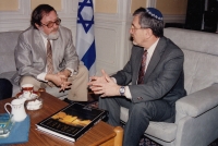 Manžel Pavel Hojka na izraelském velvyslanectví v Praze, 90. léta