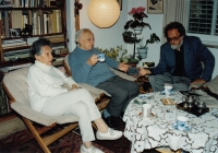 Manžel Pavel Hojka s Viktorem Fischlem a jeho ženou (zleva), Izrael, po roce 1989