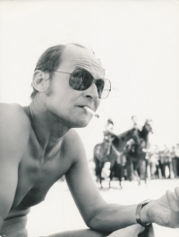 Jiří Macák v Kazachstánu při natáčení filmu Ztracená revue, 1982