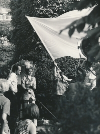 Jiří Macák s Janou Brejchovou při natáčení filmu Luk královny Dorotky, 1971