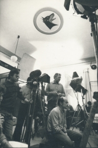 S režisérem Karlem Smiczkem při natáčení filmu Krajina s nábytkem, 1986