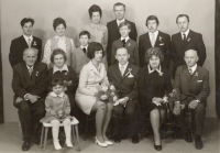 Svatební fotografie pamětníka s rodinou, 1974