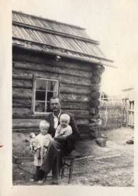 Іван Кабин з дочкою Іриною та сином Романом, Пєя, 26 червня 1955 р.
