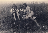 Rodinná fotografie. Zleva: Alena, Nora, maminka