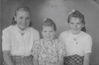 Erika Brinkmann (in the middle) in 1949, her sister Thusnelda on the right