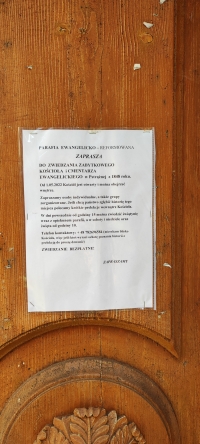 Notice on the door of the church saying it is possible to call the witness and see the church for free - every weekday after 3 pm and on Saturdays and Sundays after 10 am