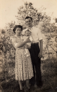 Maria Wolska jako miminko s rodiči v Pstrążné – tatínek Horst Hauschke a polská maminka Zofia, rozená Nowak