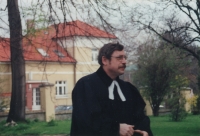 Jan Opočenský v roce 1996 ve farní zahradě v Mělníku