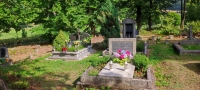Tombstones of the Zwikirsch family at the church in Pstrążna in 2022