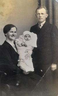 With her parents, 1933