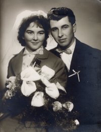 A wedding photo of the friend with whom the witness was being drowned after the war