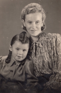 The witness with her mother, circa 1941-42
