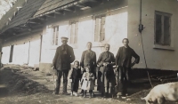 Prarodiče pamětnice Marie a Alois Hauschke se čtyřletým Aloisem a dvouletou Martou (zemřela o dva roky později) a rodiči Annou a Franzem Hauschke před domem č. 16 v Pstrążné, 1928
