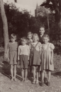 Six children of Zofia and Reinhold Zwikirsch in front of the church in Pstrążna (mother of the witness at the top, the eldest)