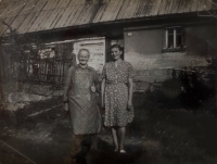 Babička a teta pamětnice (obě Marie Hauschke) před domem č. 2 v Pstrążné, kde vyrůstala pamětnice s rodiči a sestrou