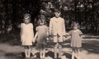 Společná fotografie s bratrancem a sestřenicí Jiřím a Hanou Bradyovými. Zleva: sestřenice Hana, sestra Alena, bratranec Jiří, Nora