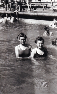 Libuše Durdová (on the right) on a trip in Slovakia 1940s