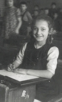 Frederike in the second grade at the primary school in 1942
