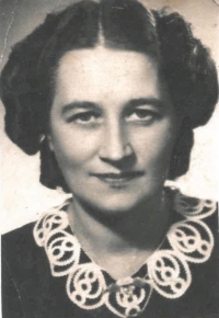 Jana Synková, matka pamětnice, okolo roku 1935
