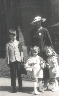 Frederike with her mother and half-siblings as bridesmaids and bridesman. Frederike is the girl with curly hair. 