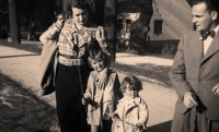 Rodinná fotografie, zleva: maminka, sestra Alena, Nora, tatínek