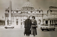 Teta a maminka (vpravo) ve Vatikánu 
