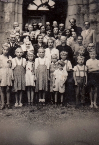 Pastor Hoffmann's visit to Pstrążna in 1956 (Pastor Hoffmann never forgot the parish in Pstrążna and visited it several times)