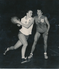 Ludmila Ordnungová in a Czechoslovakian jersey in a match against Hungary in the second half of the 1950s