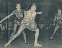 Ludmila Ordnungová (with the ball) at the 1957 World Cup in Brazil in a match against the USA