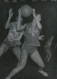 Ludmila Ordnungová running with the ball at the 1958 European Championships in Lodz, Poland