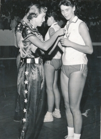 Ludmila Ordnungová (on the right) with her opponent from the USA at the 1957 World Championships in Brazil