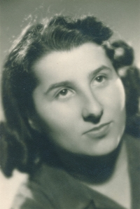 Věra Gansová Poláková v době maturity, cca 1950