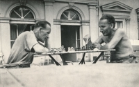 Dědeček Lev Gans (vpravo) hraje šachy s přítelem farářem v Teplicích, 1966
