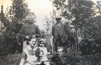 S prarodiči Kaplanovými, Lysá nad Labem, cca 1935