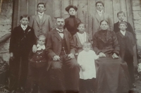 Father´s family, father is standing on the left, the siblings are surrounding their parents 