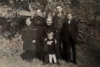 Rodina Hauschke v roce 1937, kdy bylo Aloisovi 13 let, Marii 8 a Horstovi 3 roky, na fotografii je babička Anna Hauschke, její syn Alois (dědeček pamětnice) zemřel v roce 1938