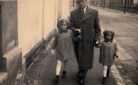 Nora Hermanová na procházce s tatínkem a sestrou, cca 1938