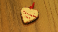 Látkové srdíčko, které maminka pamětnice vyšila v Terezíně