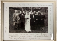 Svatba rodičů v dubnu 1956 v Pstrążné – nalevo rodina nevěsty Zofie, rodiče Julia a Tomasz Nowakowi, napravo od tatínka pamětnice Horsta – maminka Marie Hauschke, sestra Marie Hauschke