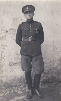 Viktor Metzl, tatínek pamětnice, v uniformě Československé armády