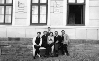 Otec Jarmily Valáškové František Božoň (druhý zleva) / před holičstvím ve Starých Hamrech / 40. léta