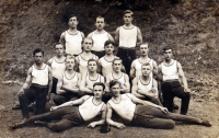 Otec Jarmily Valáškové (ležící vpravo) / 30. léta
