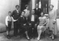 Dědeček Jarmily Valáškové (uprostřed) s rodinou / 30. léta
