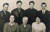 Family photo of Šárka family. From top left brothers Jan (*1939), Oldřich (*1947), Miroslav (*1943), Stanislav (*1929); from bottom left Jarmila Semotamová (*1933), mother Anastázie (*1908), sister Františka (*1931), year 1969