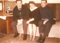 Hedvika Žalská a její bratři po pohřbu otce v roce 1964