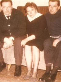 Hedvika Žalská a její bratři na snímku po pohřbu otce v roce 1964