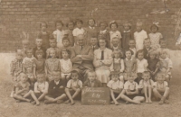 Školní fotka - 1. třída Slušovice 1938-1939, Ludmila Hochmanová stojí v horní řadě, druhá vpravo